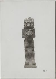 Charakteristische halb hockende Steinfigur (Tezontli) des Regengottes Tlaloc mit Kopfschmuck der Chalchiuhtlicue. Höhe 52 cm.(Mit Zackenkrone)