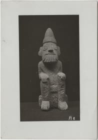 Hockende Tlaloc-Figur aus hellgrauem Kalkstein mit der charakteristischen spitzen Mütze des Frühlingsgottes Xipe ("Fruchtbarkeit als Folge des Regens). Höhe: 37 cm." (B.T)