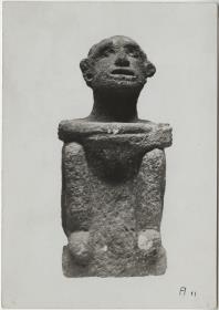 Hockende männliche Figur, Typus des Gottes Xipe. Höhe: 52 cm (B.T.)
