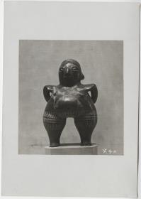 Tonfigur stehend (Vorderseite).  Sammlung Guillermo de Heredia.