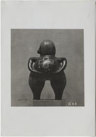 Tonfigur stehend (Rückseite).  Sammlung Guillermo de Heredia.