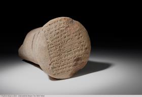 Zikkatu mit Bauinschrift Puzur-Assurs III.