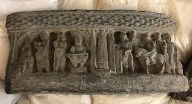Zwei erzählende Szenen unter Lorbeerblattstab (Fragment): Buddha reitet auf dem Widder zur Schule (rechts); Buddha beim Schulunterricht (links)