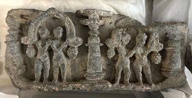 Schmuckfries: Paare von Yaksha-Eroten in Verehrungsgeste (anjali-mudra) unter Chaitya-Bögen