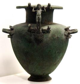 Archaische Hydria mit nackter männlicher Gestalt als Henkelfigur