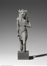 Standschreitfigur eines löwenköpfigen Gottes (Nefertem) mit menschlichem Körper und Schendjt-Schurz