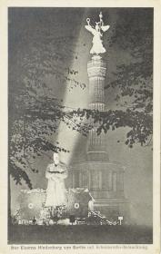 Der Eiserne Hindenburg von Berlin mit Scheinwerfer-Beleuchtung.