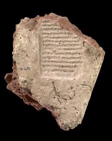 Ziegelfragment mit gestempelter Bauinschrift