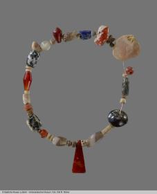 Kette aus Perlen veschiedenen Materials