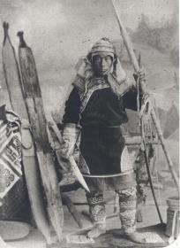 Atelieraufnahme eines Inuit in Tracht
