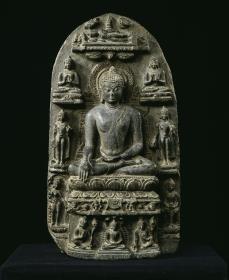 Sitzender Buddha in Erdanrufungsgeste unter dem Baum der Erleuchtung, Bildstele mit acht Wundern aus dem Buddhaleben