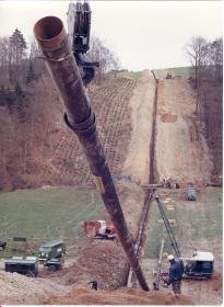 Mannesmann, Bau einer Öl-Pipeline am Rhein (der Rhein-Main-Rohrleitungstransportgesellschaft (RMR) ?