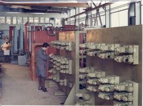 Mannesmann Rexroth AG, Steuerstände in der Montagehalle