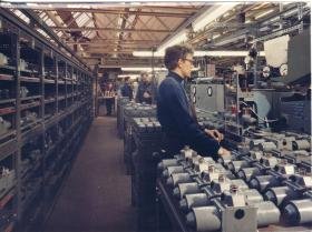 Mannesmann Rexroth AG, Arbeiter am Prüfstand für hydraulische Ventile