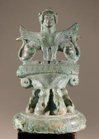 Fuß einer Ciste oder Situla: doppelleibige Sphinx über Kralle