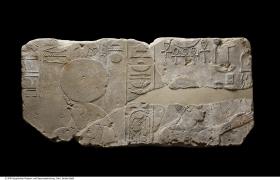 Tempelrelief mit Darstellung des falkenköpfigen Aton und des Königs Amenophis IV.