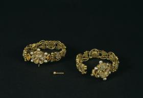 Paar Armreifen aus Golddraht