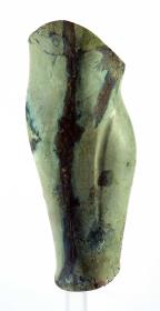 Beinschiene aus Blech, getrieben. grüne Patina