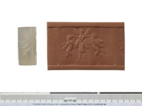 Rollsiegel mit geflügeltem Genius zwischen zwei Greifen