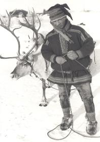 Same in Wintertracht mit Rentier