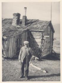 Same vor einem Holzhaus