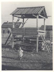 Junge vor Gerätehütte