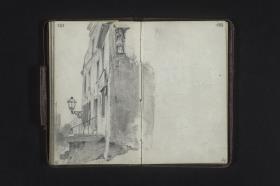 Haus mit Eingangstreppe und Laterne sowie Muttergottesstatue am Seitengiebel