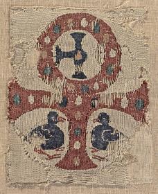 Bildwirkerei mit Henkelkreuz und Vögeln