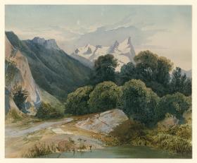 Gebirgslandschaft mit Büschen und See im Vordergrund