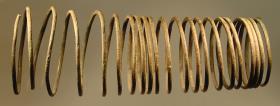 Armring in Form einer Spirale mit 21 Windungen