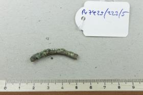 Lederfragment mit Bronzeresten