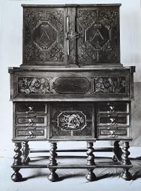 Schreibschrank in Form eines Kabinettschrankes
