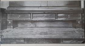 Schreibschrank in Form eines Kabinettschrankes