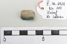 Leichenbrand mit Knochen-Fragment