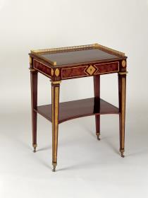 Kleiner Schreibtisch mit Galerie