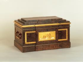 Marmorierte Schatulle mit vergoldeten Bronzen