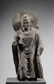 Stehender Buddha in Schutzgewährungsgeste (abhaya-mudra) (beschädigt)