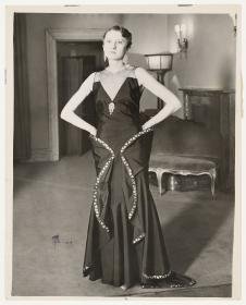 Frau in Kleid von Norman Hartnell