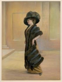 Frau in Abendkleid mit Pelzstola, Muff und Hut