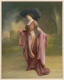 Frau in Abendkleid mit Umhang und Hut