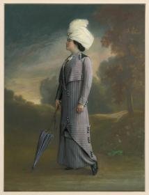 Frau in Mantelkleid mit Turban