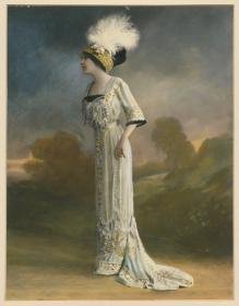 Frau in Abendkleid mit Hut