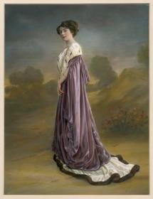Frau in Abendmantel mit Pelzbesatz