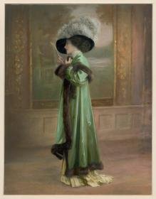 Frau in Mantel mit Pelzbesatz und Hut