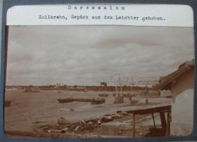 Daressalam. Zollkrahn, Gepäck aus dem Leichter gehoben