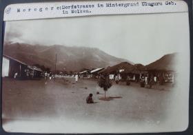 Morogoro: Dorfstrasse im Hintergrund Uluguru Geb. in Wolken