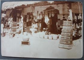 Marktszene (Kaufladen eines Inders in Morogoro)