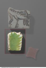 Fragment einer Fliese mit pflanzlicher Darstellung