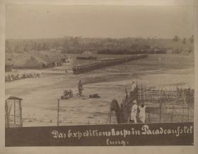 Das Expeditionskorpus in Paradeaufstellung