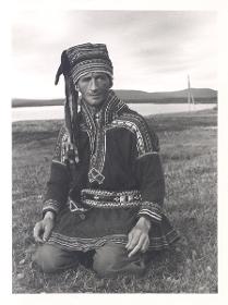 Same in Tracht (Vorderansicht)